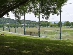 　　　　　　　綺麗に整備された人工芝のグランド (2面)