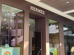 お目当てのバックの在庫を伺うと
違うタイプのバックが数点出てきましたが・・
もうすでに持っているタイプや好みではなかったので
残念(T-T)
しかし、昨年11月よりは店頭に商品が戻ってきてる感
有りでした！！
帰るまでにワイキキ店も覗いてみます！！