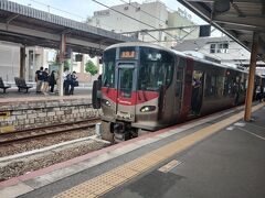 広島で乗り換え呉駅到着。
広島地区の電車はすべて新車になった。

呉駅は、昔は東京からの直通列車もあったのでホームは長い。