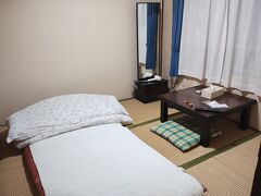 今日の宿は、渋い和式旅館、安いのがいい。
朝食も付いている。
