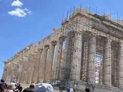 　パルテノン神殿
　民主政治を築いた名将ペリクレスのもと、カリクラスが設計、フェイディアスが総指揮を執り、15年の歳月を費やして紀元前432年に完成した。当時は、神殿内部にアテネの守護神アテナの高さ12mにも及ぶ巨大な像（フェイディアス作）が安置されていた。1687年のヴェネツィア軍の攻撃で大破してしまったが、同時の姿をよみがえらせようと修復作業が進められている。
