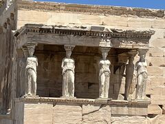 　エレクティオン
　紀元前408年に完成。北側にイオニア式円柱、南側にはカリアティデスと呼ばれる6人の少女像を柱とした柱廊が張り出している。伝説上の王エレクテウスの館とされ、複数の祭神を合祀した。紀元前86年、ローマの独裁者スラによって焼かれたが再建され、その後教会やフランク王国の宮殿、オスマン帝国のハレムとしても使われた。ここに立つ少女像は複製で、オリジナルのうち、5体はアクロポリス博物館に、残り1体は大英博物館に収蔵されている。