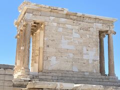 　アテナ・ニケ神殿
　紀元前424年に完成した。別名「翼亡き勝利（ニケ）の女神」と呼ばれるイオニア式の柱が美しい神殿。戦いで常に勝利を願うアテネ市民が、勝利の女神がどこにも行けないようにと、翼を切り落としてこの神殿に祀ったとされている。現在東側フリーズはアクロポリス博物館に、それ以外は大英博物館に展示されている。