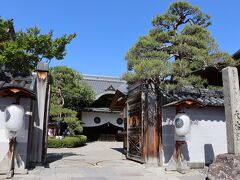 善光寺は現在浄土宗大本山大本願(だいほんがん)と天台宗大本山大勧進(だいかんじん)の二つの機構によって運営されており、両本坊の住職が善光寺住職となっている。