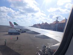 バリ島デンパサール　ングラライ空港へ到着しました。
まだ陽は高い。
バリの伝統的建築様式を模した空港の建物が異国情緒感じます。