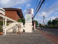 初日は空港からレギャンのホテルまでの移動をお願いしました。
４H のカーチャーターのアレンジだったのでショッピングの計画を入れました。
まずは「ジェンガラケラミックサンセットロード」「ビンタンマーケット」経由してホテルへ。チェックイン後レストラン「ママズジャーマン」とリクエスト。
事前にメールにてリクエストした時はお買いものは１か所になるかもと返信がありました。

空港から出てサンセットロードを北上。
バリ島の渋滞は相変わらずでした。
異国の車窓は見てるだけで楽しいのですが移動の時間が読めないのが微妙。
リゾートだから時間は忘れようってことだね！

そうこうしているうちに最初の目的地に到着。
「ジェンガラケラミックサンセットロード」
ジェンガラケラミックのアウトレットショップです。
ジンバランの本店は前回訪れたのでここアウトレットも来たかったんです。

ショップの前に駐車場があります。
中はショールームのようになっているエリアもあって
思ったより広く見やすい。
ただ・・アウトレットの基準が日本とは違うので程度の良いものを探す必要あります。でも家で普段使いのものなので問題ないな～お値段もお得だし。
長女ちゃんへのお土産も含みいろいろ購入しました。
きちんと紙に包み＋プチプチで覆いしっかりとしたジェンガラの紙袋に入れて下さいました。クレジットカードも使えました。
重量があるので持ち帰るのに制限があるのが残念。