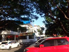 というわけでジェンガラケラミックサンセットロードから３軒くらい離れた「グランドラッキースーパー」へ徒歩で向かいます。
（ここも事前リサーチ済）