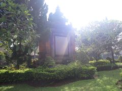 ２０１２年に世界遺産登録

２０１２年にバリ島初に世界遺産として登録された
「バリ州の文化的景観: トリ・ヒタ・カラナ哲学に基づくスバック灌漑システム」
特定のひとつの建築物が・・ではなく
①ペクリサン川流域のスバック景観
②バトゥカウ山保護地区スバック(棚田)の景観（ジャティルイ村の棚田）
③ウルン・ダヌ・バトゥール寺院
④バトゥール湖
⑤タマン・アユン寺院
の5つのエリアをひとくくりに登録されました。

ここタマン・アユン寺院はそのうちの1つです。

