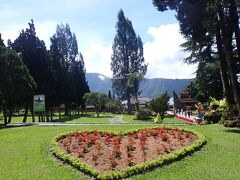 標高があるので涼しい風が吹いてます。
ウルン・ダヌ・ブラタン湖は標高２０９６ｍのチャトゥール山のクレーター内に出来た湖。
豊富な水量は農業への貴重な水源になっています。
周辺は公園になっていてとても綺麗に整備されていました。
アヒルさんボートもあって微笑ましい。