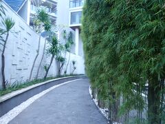 ビーチにもたくさんの椅子が並んでいます。
カフェやレストランなどなど・・ゆっくりサンセット見られそうだけど・・
ビーチ沿いにあるルーフトップバーでサンセットを見よう！と思っています。

ビーチ沿いにあるダブルシックスラグジュアリーホテルにルーフトップバーがあるらしい。
ホテル入口にいる警備員の方に「ルーフトップバー」と言って通してもらい・・

