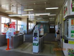 改札はローカル線の無人駅にあるようなタッチ式の簡易的なもの。
駅員？はいましたが、おそらく民間などに委託されている人のようです。