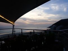 ホテルエントランス手前のエレベーターで昇ります。
素敵な女性が案内して下さいます。
バリ島なのでそこまで高層階ではありませんが・・・
ビーチが見える！

良い感じの席に通していただきました。