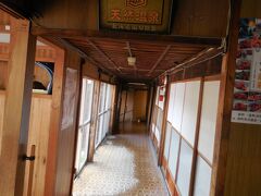 　入浴料は400円。風格のある廊下です。