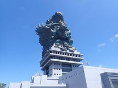 そして一番上に到着しました。

ヒンドゥー教の知性の神ヴィシュヌ神が翼を広げたガルーダに乗る姿を表現。
展望台を併設する像だけで高さ７５m。
台座部分の建物も合わせた高さは１２１mにもなります。
山の頂にあるのでバリ島南部のあちこちから見えるわけです。
像の表面は銅貼りになっているんですって。２０１８年完成。

すごいね～。
入場も可能のようですが・・今回は時間もないのでここで写真を撮って戻ります。