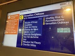 Saint-Michel - Notre-Dame (サン・ミシェル＝ノートルダム)駅で、RBR-C線に乗り換え。

似たような行き先が複数あるので、確実に乗り換えたい。Versailles Château Rive Gauche(ヴェルサイユ＝シャトー)行きに乗ると、ヴェルサイユ宮殿の最寄り行きに行ける。
