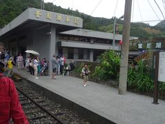 奮起湖に到着しましたが
お昼抜き決定
電車なのに・・・なんでこんなに遅れるの？
単線で対向車なしなのに。

でも車庫くらいは見れるかな～と思ってました。