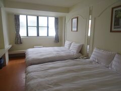 お宿に到着
ここで、Booking.comの予約はキャンセルしてと言われてびっくり。
なんで！？
しかも、キャンセル料を支払ってキャンセルのボタンを押してといわれました。
なんで！？

宿泊料はニコニコ現金払いでお支払い。
後でキャンセル料もお支払いしないといけないのかしら。。。。

お部屋はこんな感じ。
クイーンベット2つ、バスルームにはバスタブがありました。