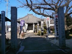  明徳寺から約2キロで第10番札所の観音寺に到着です。お寺近くは集落内の細い路地を進んで行きます。