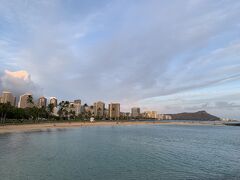 ホテルからマジックアイランド、アラモアナビーチパークを散歩します。朝登ったダイヤモンドヘッドがばっちり見えますね。
