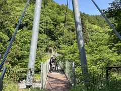 朝ご飯の後
歩いて近くの黒滝吊り橋へ散歩
キャンプ場横の駐車場奥から1つ目の吊橋を渡る