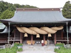 本殿

1,700年の歴史ある神社だそうで、当初は夕陽の階段だけの印象でしたけど、神社自体も立派なものでした。