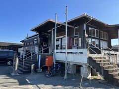 木造平屋建ての三ヶ日駅本屋は国の登録文化財に指定されています。ここから徒歩でこの駅での目的地に向かいます。