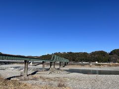 駅から１０分ほど歩いて天竜川まで来ました。この橋は天竜浜名湖鉄道天竜川橋梁といい１９４０年に造られもので、２０１１年に国の登録有形文化財に指定されました。
