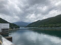 宮ヶ瀬湖です。
丹沢方面は曇り気味