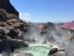 温泉の匂いで包まれます。

ここは岩手県側。
さっき入浴した温泉の湯はやがて日本海に注ぎ、こちらの温泉の湯はやがて太平洋に注ぐのか…中央分水嶺マニアはそんなことを考えます。