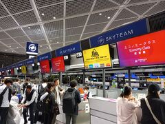 あまり聞かない航空会社の香港航空は成田空港の第一ターミナル北から２１時過ぎの出発です。なので仕事が終わってからの出発です。
第一の北とはデルタとか日系が全く属してないスカイチーム系のターミナルなのでマイナーな感じです。第３のメジャーな航空会社が誕生する事を強く望みますです。
チェックインや出国は夜ということで比較的スムースでした。