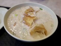 「鹹豆漿（シエンドウジャン）」
豆乳に魚介の出汁の効いたスープが入っている。
お酢も入っているようだけど、あまり感じず。
小さく刻んだ揚げパンも入っており、さらさらと食べられるけど、
これだけで結構なボリューム。

