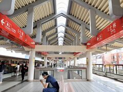 士林駅に到着。
MRT淡水線は、二つ手前の圓山駅から高架になり、台北の街並みを眺めながら乗車できます。