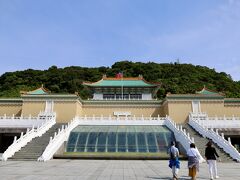 建物に到着。
混雑回避も兼ねて9時のオープンと同時ぐらいに来ました。

入場券は、前日にkkdayのサイトから購入。
朝一で、まだ空いていたので、当日博物院で購入しても良かったかも。

入場は、送られてきたQRコードを機械に読み取らせれば大丈夫でした。