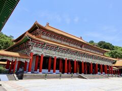 正面に建つ本殿。
前からだと写真におさまりきらなかったので、斜め前から。