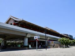 約10分ほどで、MRT圓山駅に到着。
駅周辺は、広大な広場や花博公園になっています。