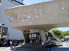 中山駅に到着。
リノベーションされた駅の出入口は、コンクリート打ち放しで凝ったデザイン。