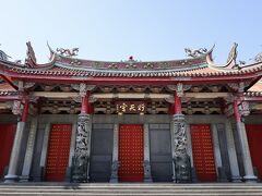 門を一度通過すると現れる行天宮の本殿。
四方をぐるっと囲っています。
参拝する場合は、さらにこの本殿の中へ。