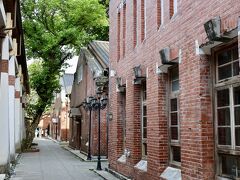 そして、また別の区画には、このような一見ヨーロッパの旧市街のようなレンガづくりの倉庫群もあり。
細い路地を歩いていると楽しい。