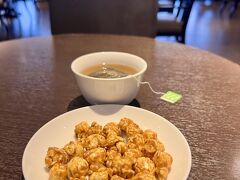 １７：１５

まだ少しだけ時間があったのでサクララウンジへ。

って言っても、ホント５分くらいしかいませんでしたが( *´艸`)ﾌﾌﾌ

１０分ディレイのJALに乗って伊丹まで。