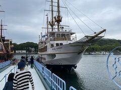 この日最初の10時の便に乗船。
昨日の土曜は混雑していて、1便300人くらい乗船していたようですが、この便は120名くらいで、比較的空いていたので助かりました。