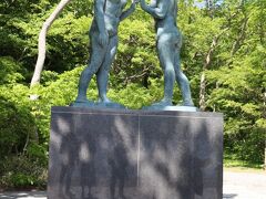 せっかくなので乙女の像まで行ってみました

昭和28年に湖畔に建てられた「乙女の像」のブロンズ像は、彫刻家であり詩人でもある高村光太郎の最後の作品

モデルは光太郎の愛妻で詩集「智恵子抄」で知られる智恵子夫人です

台座には婦人の故郷、福島産の黒御影石を利用しています