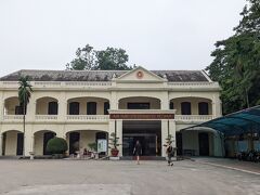 さらにベトナム軍事博物館
開館時間の13:30迄少し待ちました。国の施設なんでしょうね。
入場料3万ドン