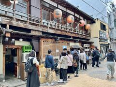お昼前なので凄い行列ができていたり(;^ω^)
ここは卵焼きが乗った鰻丼で有名な”京極かねよ”さんですね。。