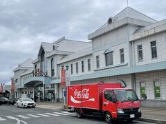 さあ、当日を迎えます

米沢駅
駅より目立っているCoca-Colaの車