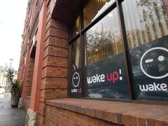 MELからSYDへ到着後、シティまでの移動は2名だと電車代とタクシー代は微々たる差らしい。
時間帯も左右されるため、当日比較したところ、タクシー配車アプリDiDiに軍配があがりタクシーで移動しました。
ただ、タクシー乗り場まで距離もあり、乗車するまで、かなり待ちました。雨模様でとても寒く、宿に着いたのは16時。
＝＝＝＝＝＝＝＝＝
・エアポートリンク（電車）39.6＄（19.53A＄×２名）
・タクシー配車アプリDiDI  32.57＄（3,409円）
