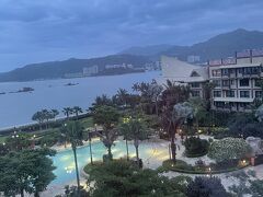 おはようー

よく寝たぁ　
ん？5時42分！日本の日常と変わらないじゃんw
昨日は結構ハードスケジュールで、ぐっすり寝れる様にヤクルト1000も飲んだのに、目覚ましよりも早い起床。旅では毎度のパターンです。

家族を起こすには早いので、化粧ポーチ持ち出して館内の散歩に繰り出します