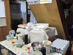 うどんめぐり、3軒めは「須崎食料品店」。

営業終了時間11時半の10分前でも、長い行列が。
うどんはしょうゆのみ、小の温350円を注文。