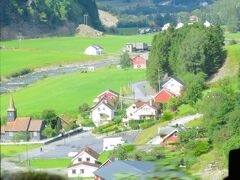 7分後　ボレイナ（標高48ｍ）にはフロムの旧市街があり1667年に建てられたフロム教会が見える