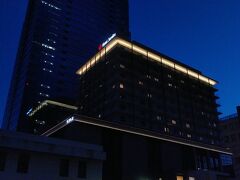 神戸ホテルジュラクの外観です、客室の明かりも、まあまあ付いてますね