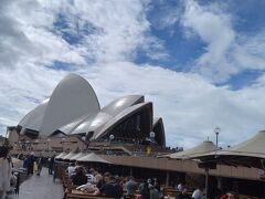 翌日は市内観光。
シドニーに来た実感を味わうために、まず訪れたのはオペラハウス。
シドニーは公共交通機関は全てクレカでタッチ決済が可能でしたので、Opalカードは購入しませんでした。楽ちんです。

バス、トラム、地下鉄、フェリーも、google mapのルート検索がしっかり対応していて、移動はスムーズでした。
